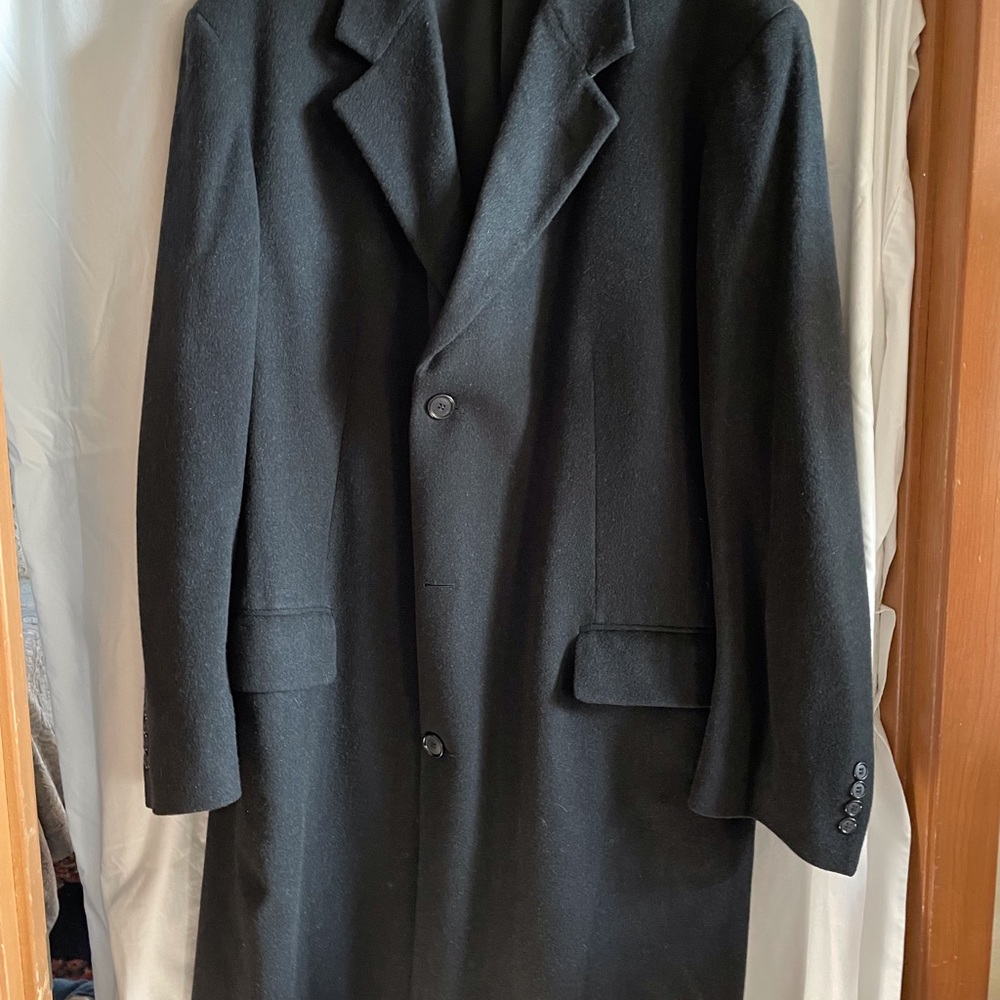 Men’s Bill Blass Black Overcoat. Size L
